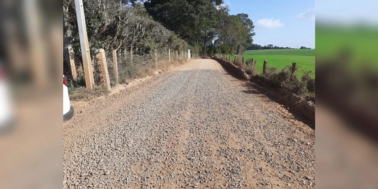 Estrada de Conchas Velhas, no Distrito de Uvaia, recebe obras de recuperação