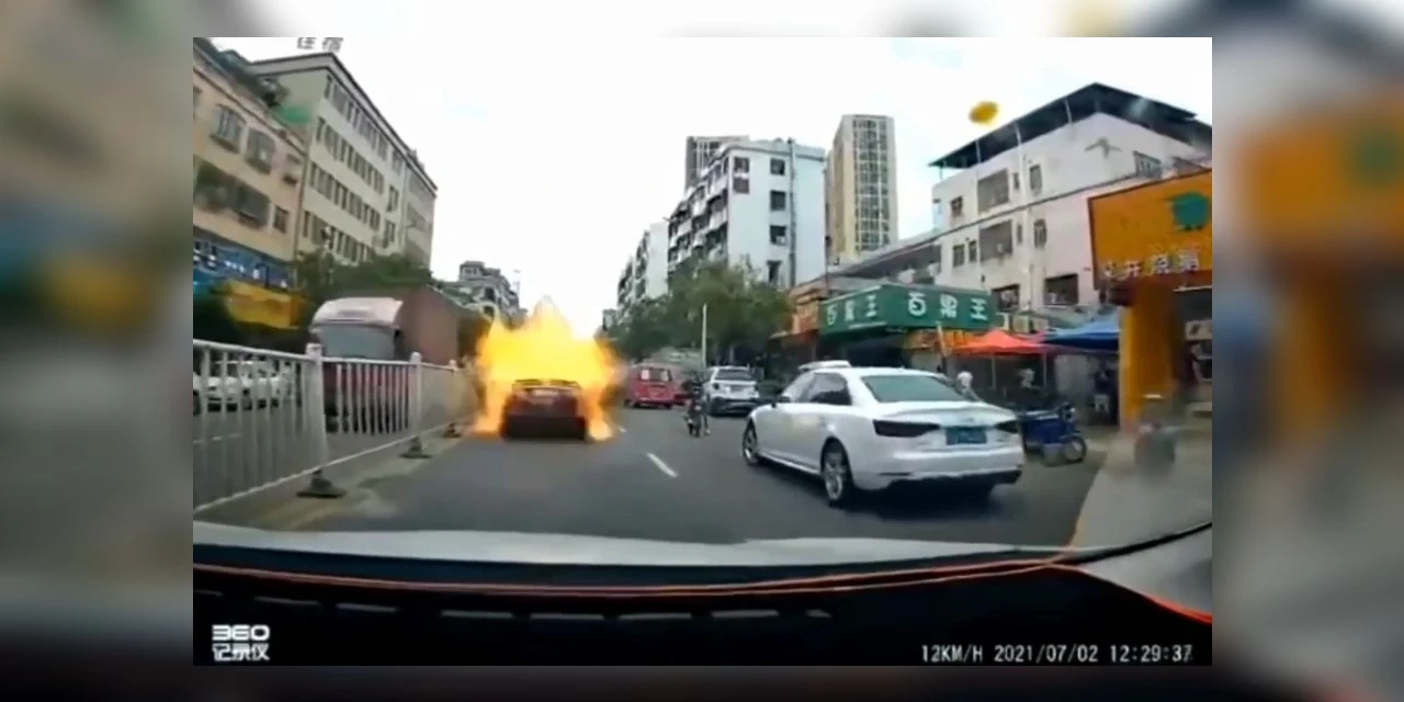 Câmera flagra momento em que carro explode no meio do trânsito; veja o vídeo