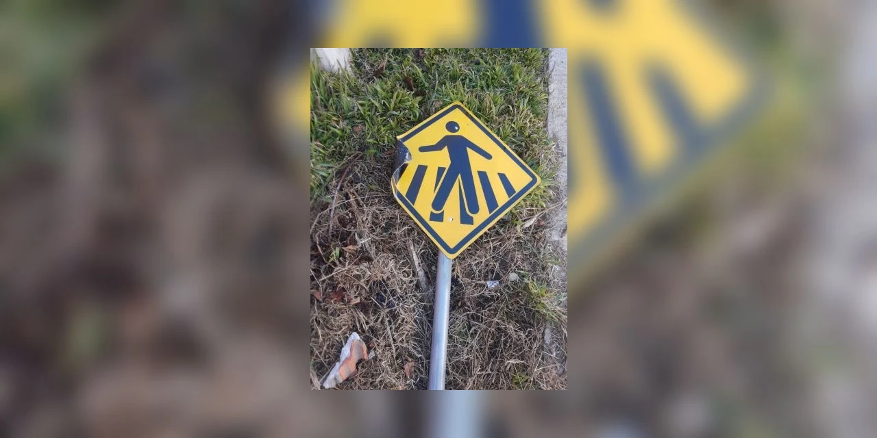 Revoltado, homem arranca placas de sinalização para danificar carro da namorada em Carambeí