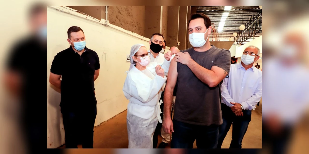Fotos: Governador Ratinho Junior é vacinado contra COVID-19 em Apucarana