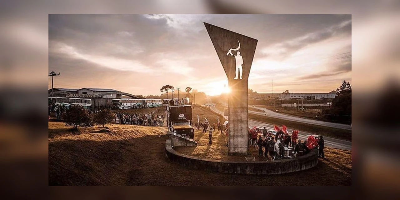 Monumento na BR-277 vira disputa entre MST e dono de área; entenda o caso