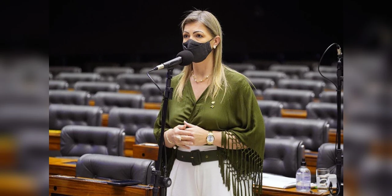 Aline Sleutjes comemora sanção do PL que permite fabricar 400 milhões de vacinas em 90 dias no Brasil