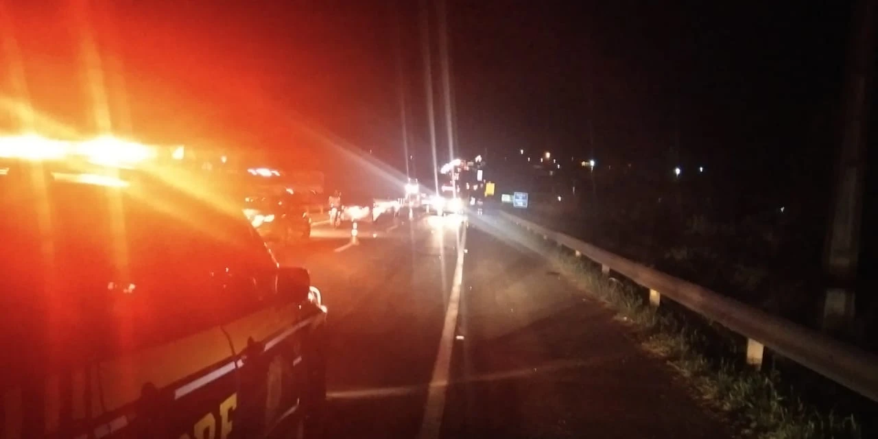 Acidente envolvendo uma moto, dois carros e caminhão termina com morte na BR-376 em Ponta Grossa