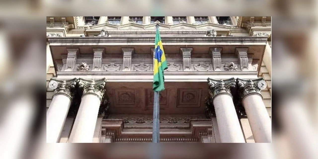 Mulher trocada na maternidade deve receber indenização de R$ 100 mil; entenda o caso