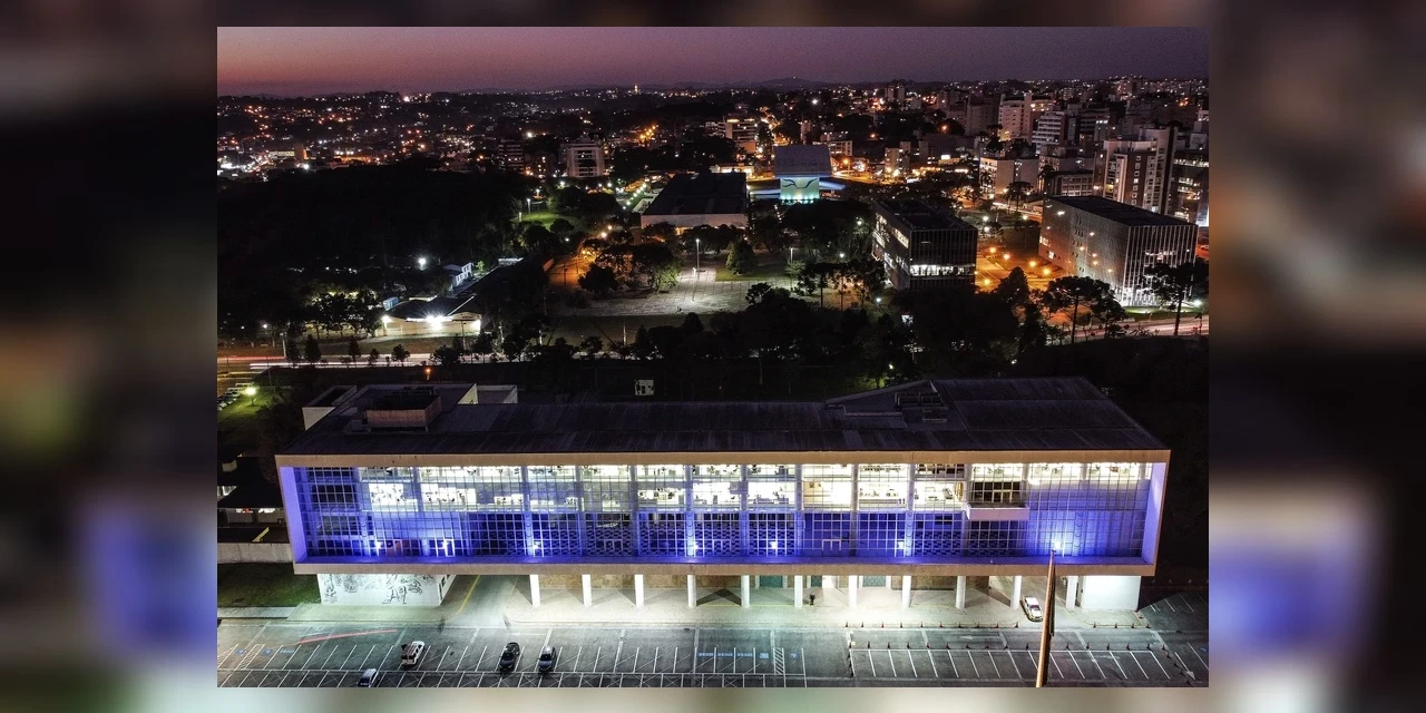 Prédios públicos ficaram azul nesta semana para conscientizar sobre Síndrome do X Frágil