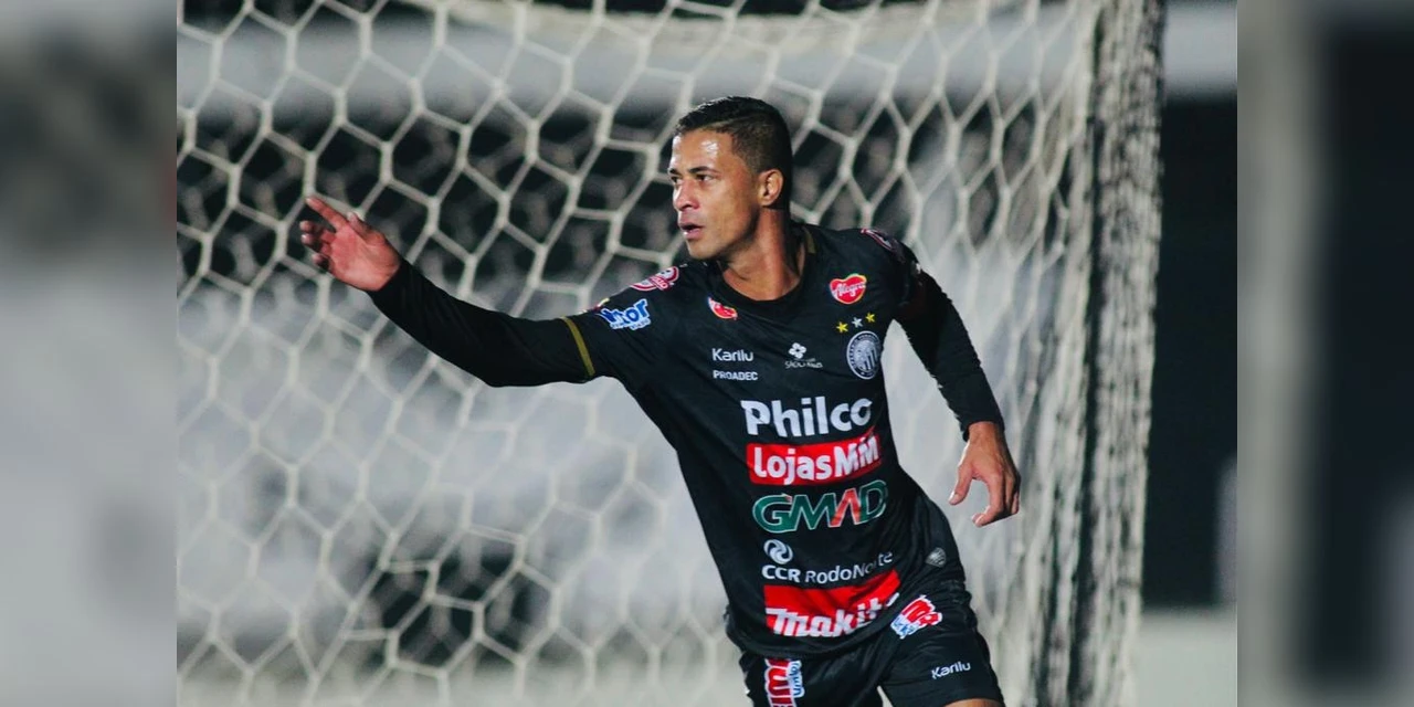 Com gol de Ricardo Bueno, Operário vence o Coritiba no Estádio Germano Krüger