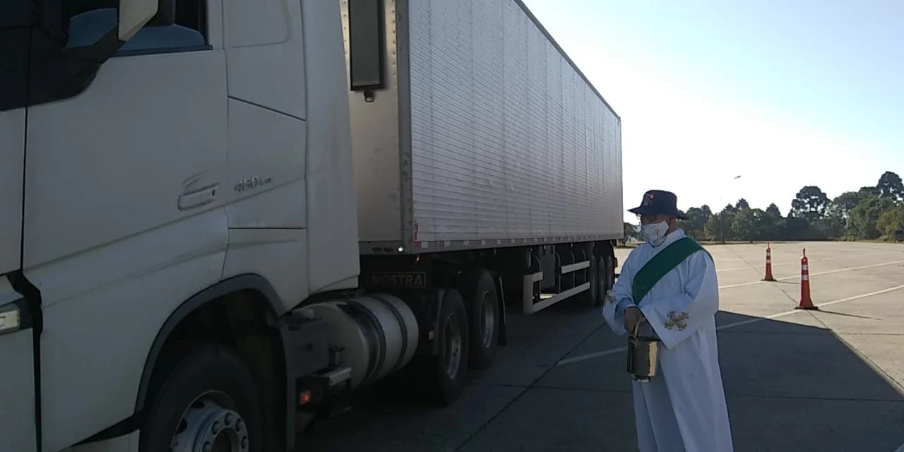 Motoristas recebem bênção na BR-277 no Dia de São Cristóvão
