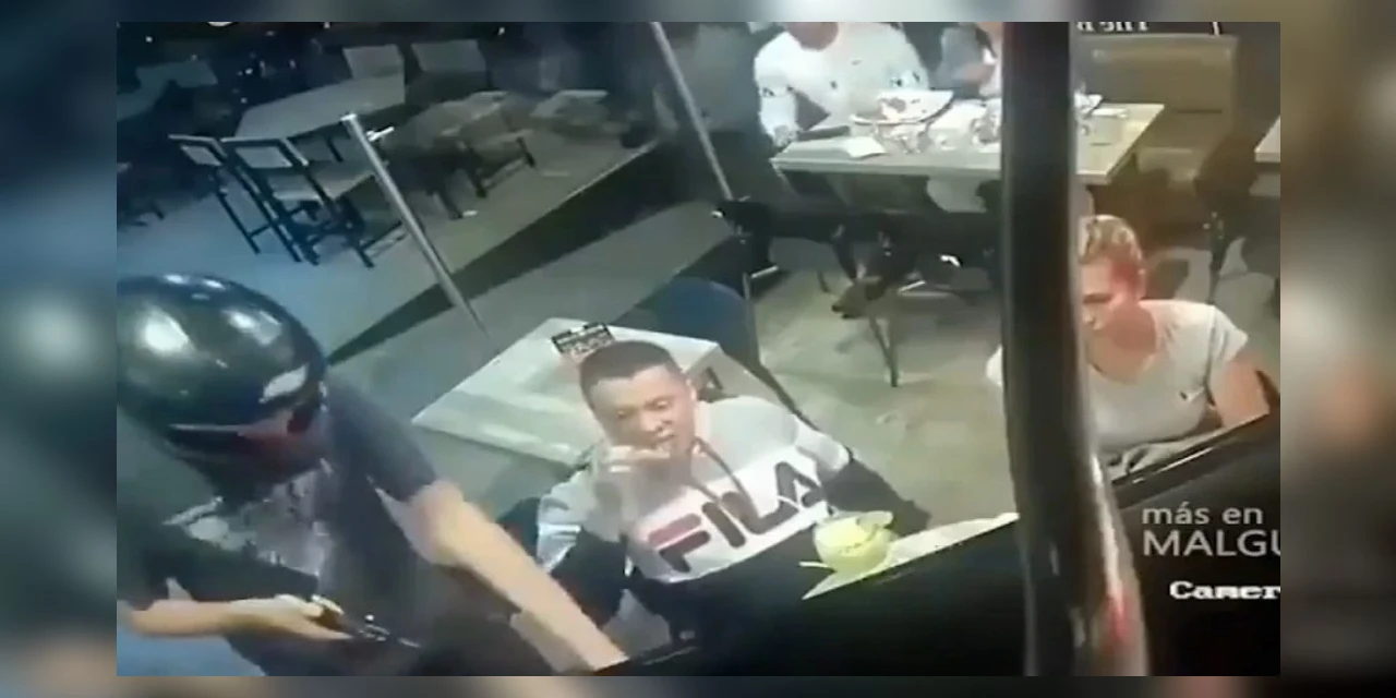 Vídeo: Homem se mantém calmo e come frango frito durante assalto 