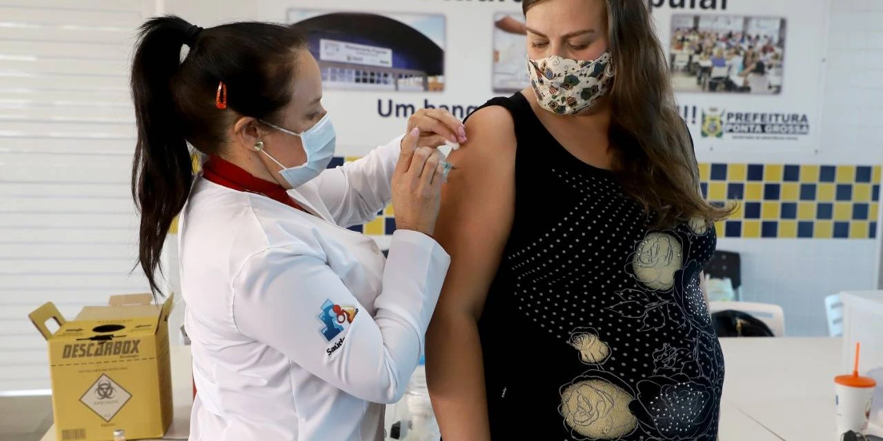 Gestantes que receberam primeira dose da AstraZeneca vão tomar segunda da Pfizer ou CoronaVac no Paraná