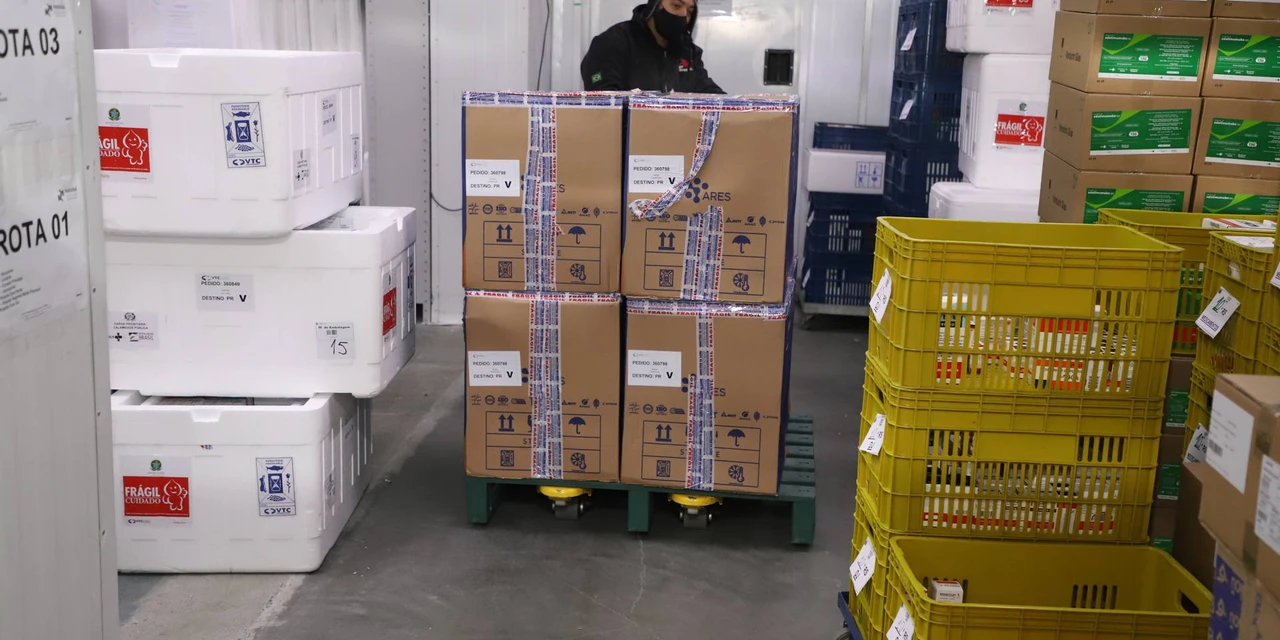 Regional de Saúde de PG recebe 2,8 mil doses de vacina contra COVID-19 nesta quinta (29)
