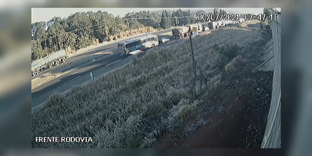 Vídeo: Câmera registra ônibus atingindo carro em grave acidente entre Castro e Carambeí nesta sexta-feira (30)
