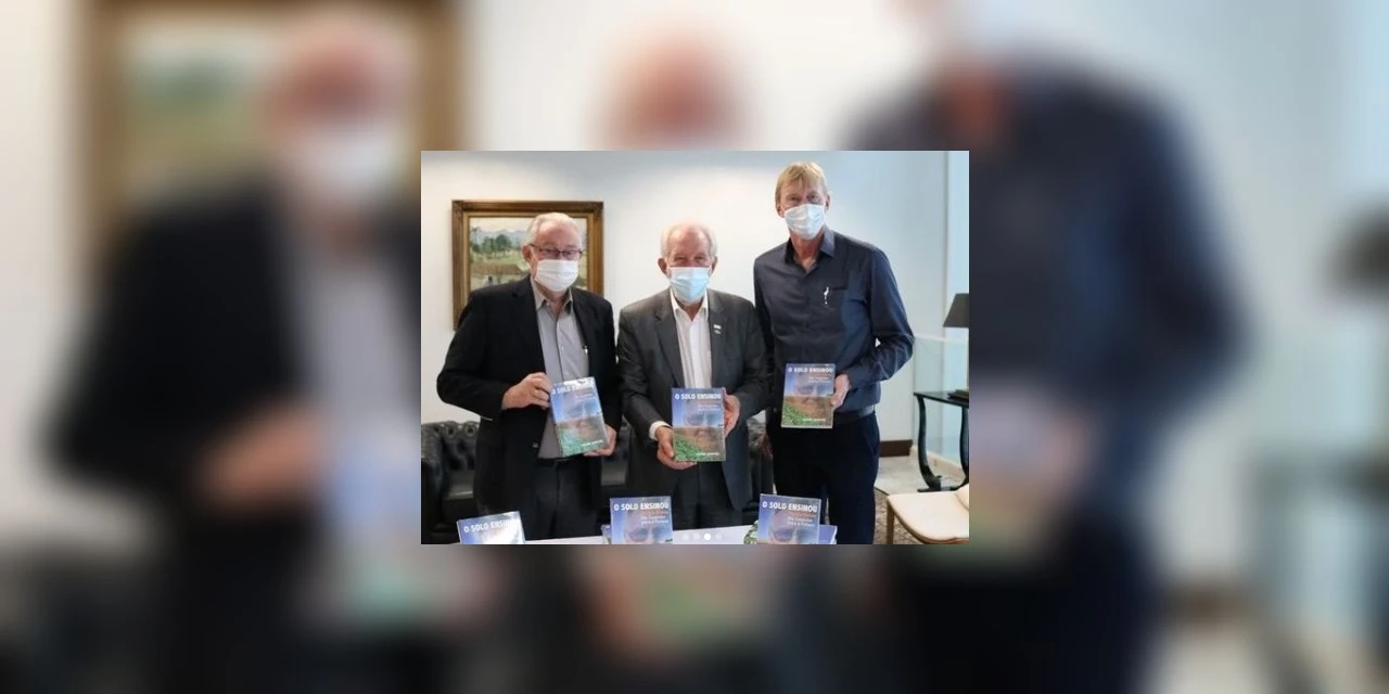 Ícone nos Campos Gerais, Franke Dijkstra entrega livro ao vice-governador Darci Piana