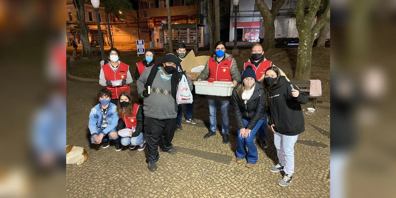 Rotaract Alagados distribui sopas e pães para moradores de rua em PG
