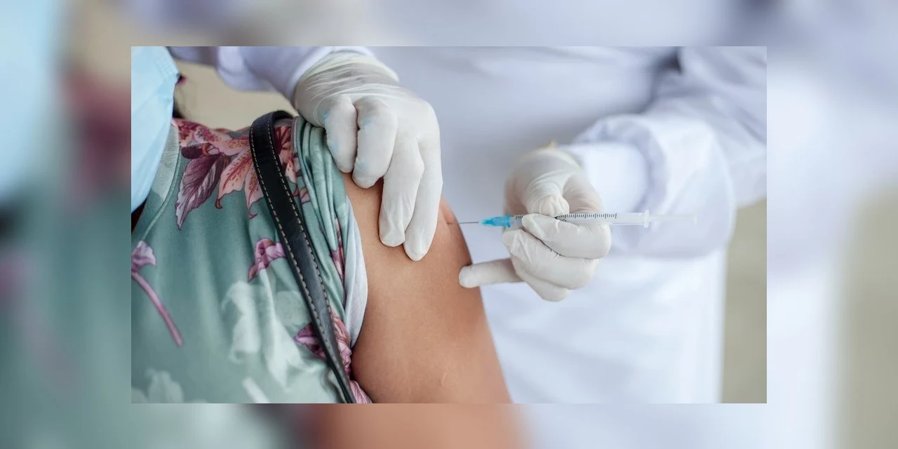 De menstruação adiantada até aumento das mamas: Especialista explica efeitos colaterais em mulheres após vacina contra COVID-19