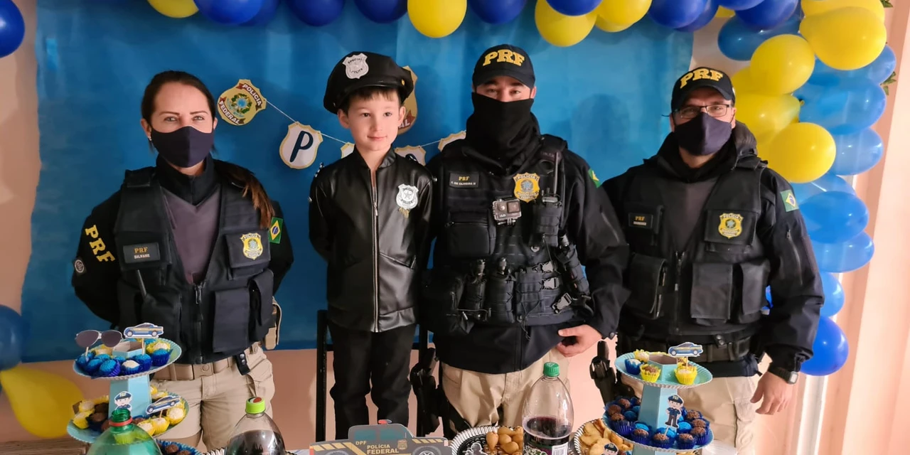 Vídeo: Admirador da Polícia, menino recebe surpresa da PRF ao comemorar aniversário de 7 anos em PG