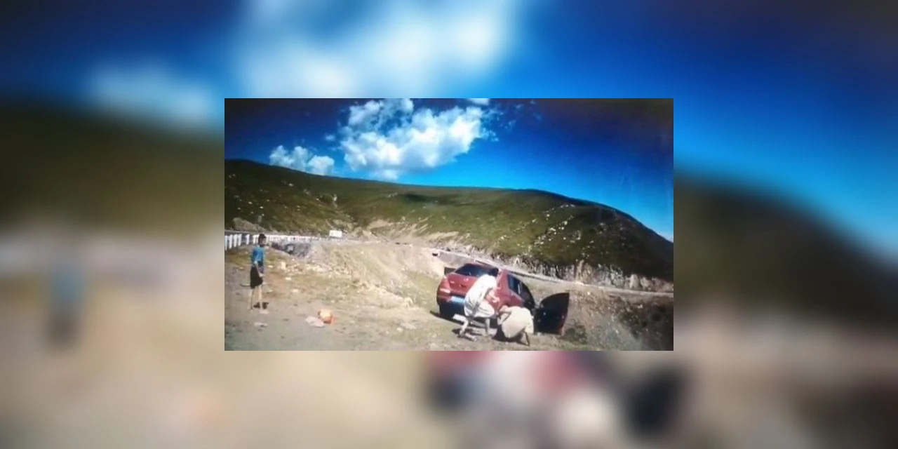 Vídeo: Carro cai em penhasco com uma pessoa a bordo enquanto família observa paisagem; assista