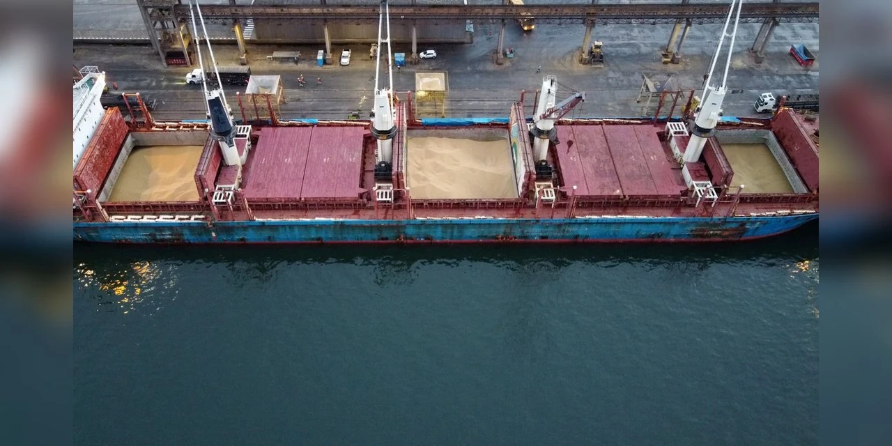 No Paraná, navios são isolados após tripulação testar positivo para COVID-19