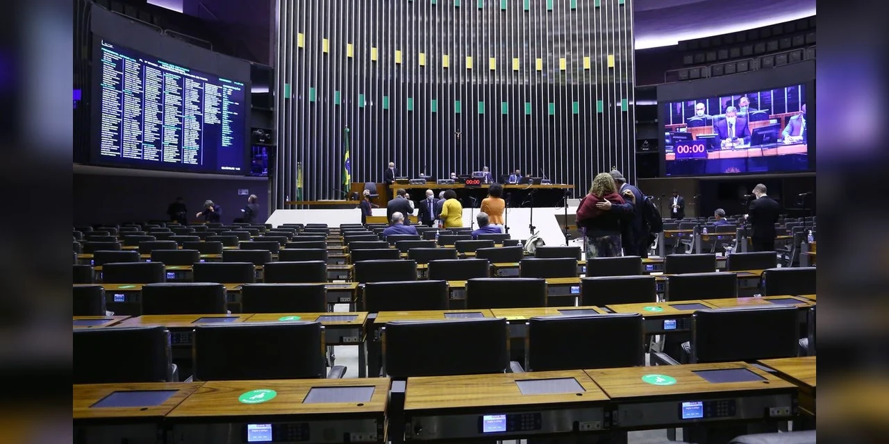 Câmara aprova texto-base do projeto que viabiliza a privatização dos Correios