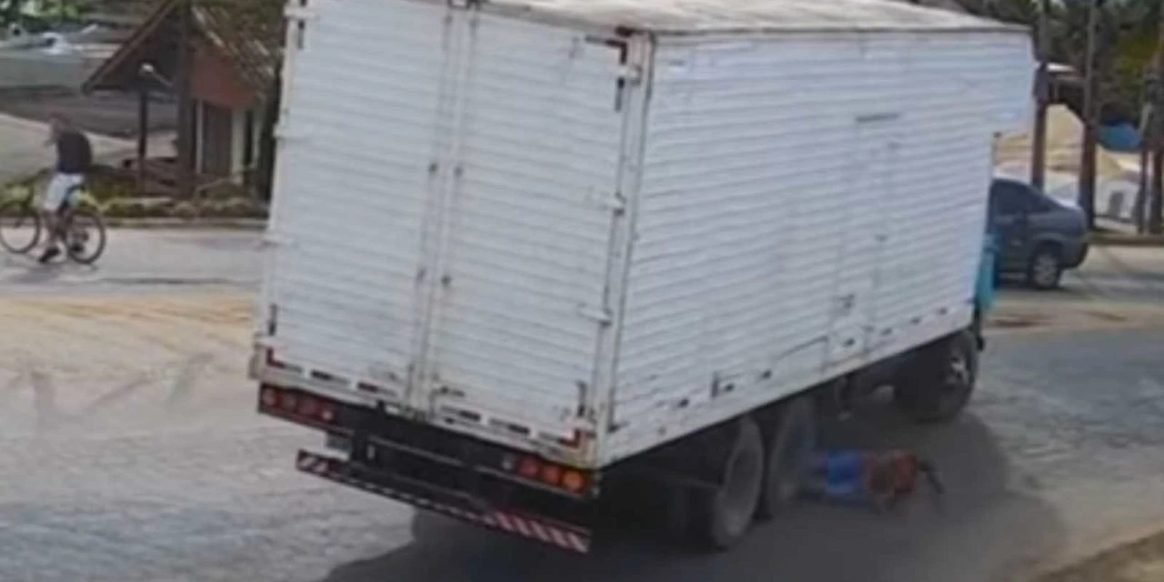 Vídeo: Mulher quase é atingida por roda de caminhão após atropelamento