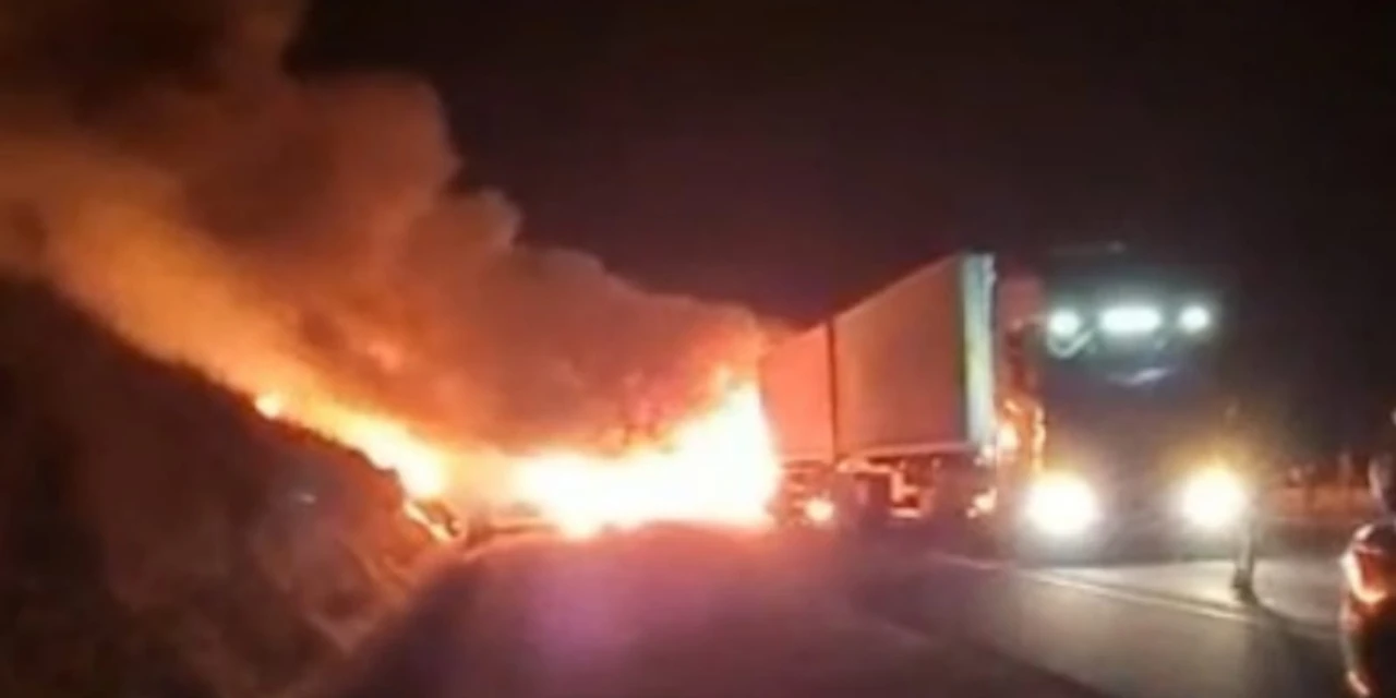 Vídeo: Caminhão pega fogo após acidente na BR-376 em PG