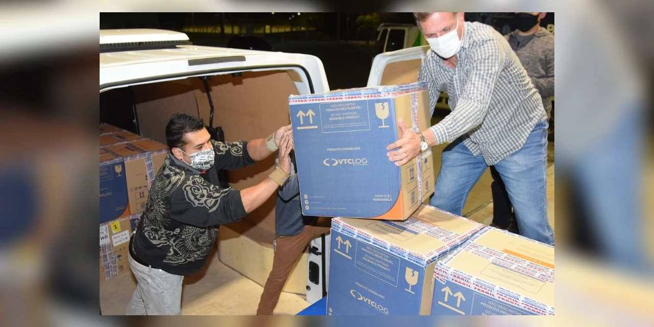 Paraná recebe 209 mil doses de vacina contra a COVID-19 nesta segunda (9)