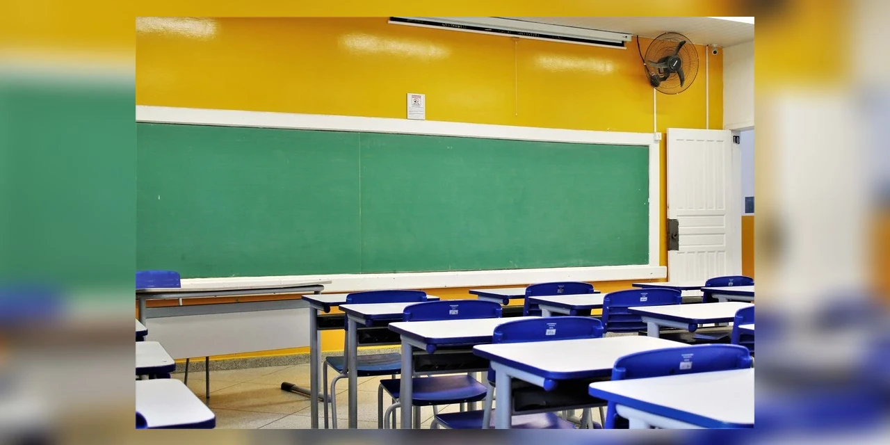 Professora de PG representa categoria em audiência sobre terceirização da educação pública do Paraná