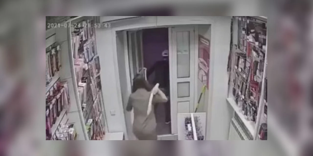Vídeo: Vendedora usa 'artefato' de borracha para expulsar ladrão de sex shop