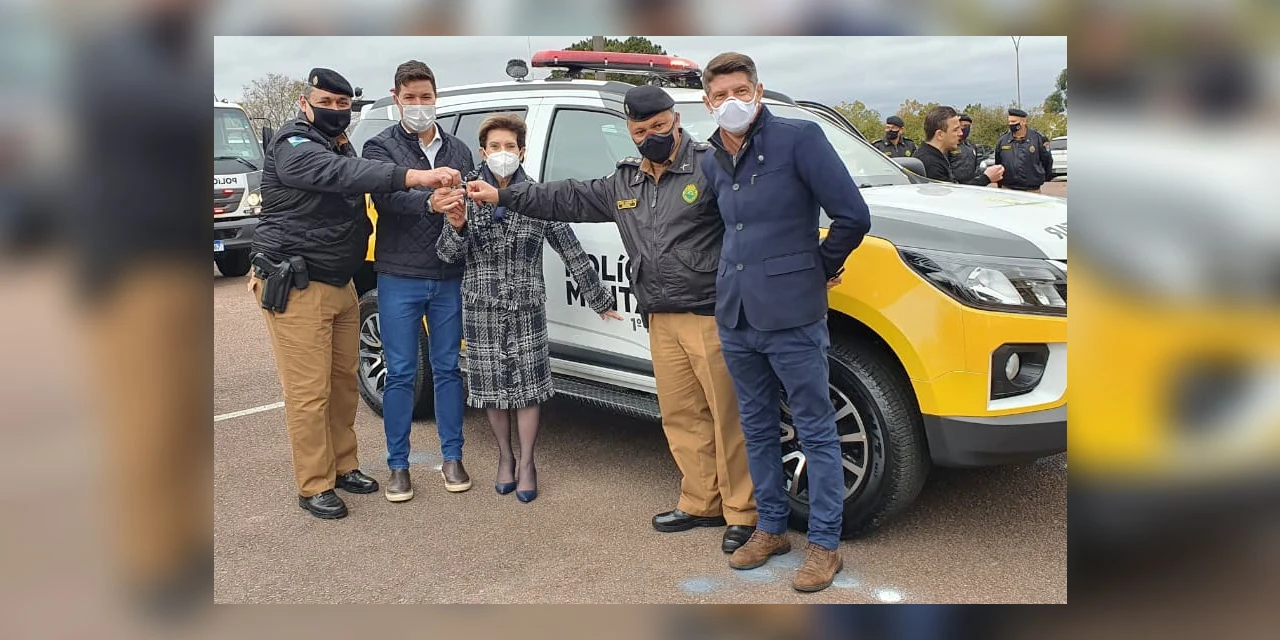 Prefeita Elizabeth Schmidt participa da entrega de novas viaturas para a Polícia Militar