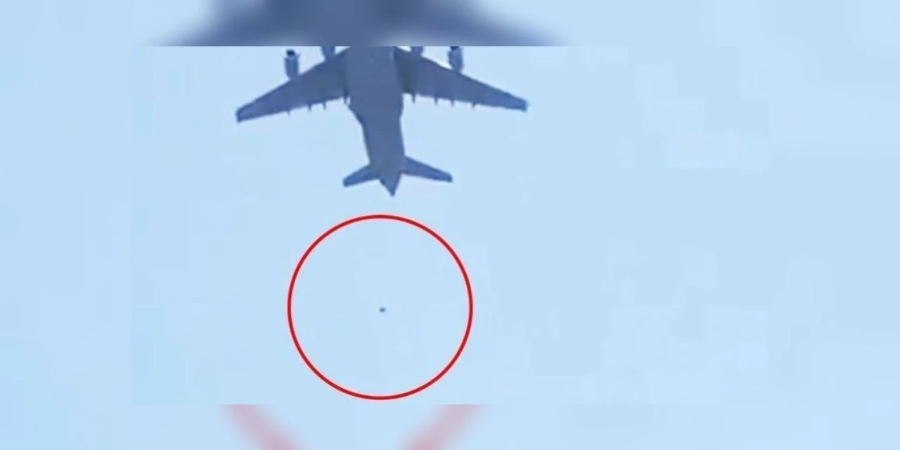 Caos após volta do Talibã: Duas pessoas caem de avião militar ao tentar fugir do Afeganistão; assista