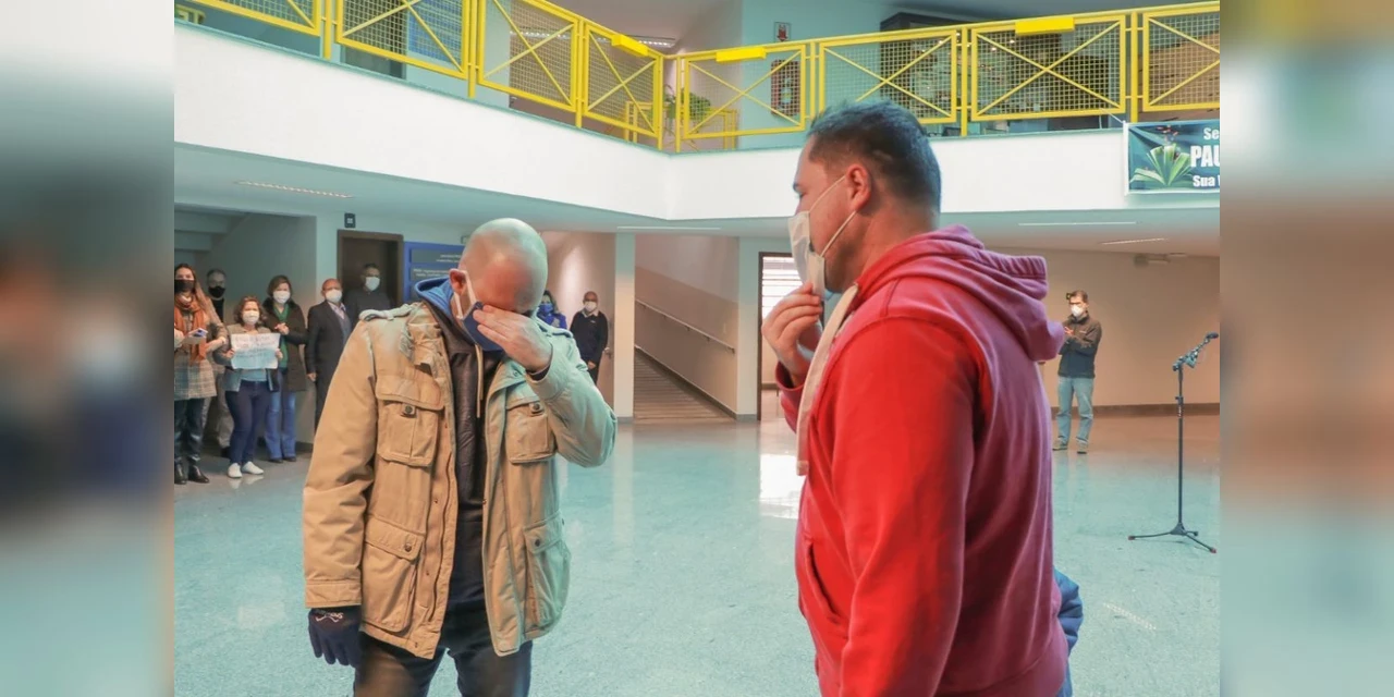 Fotos: Servidores da UEPG recebem homenagem após vencerem a COVID-19