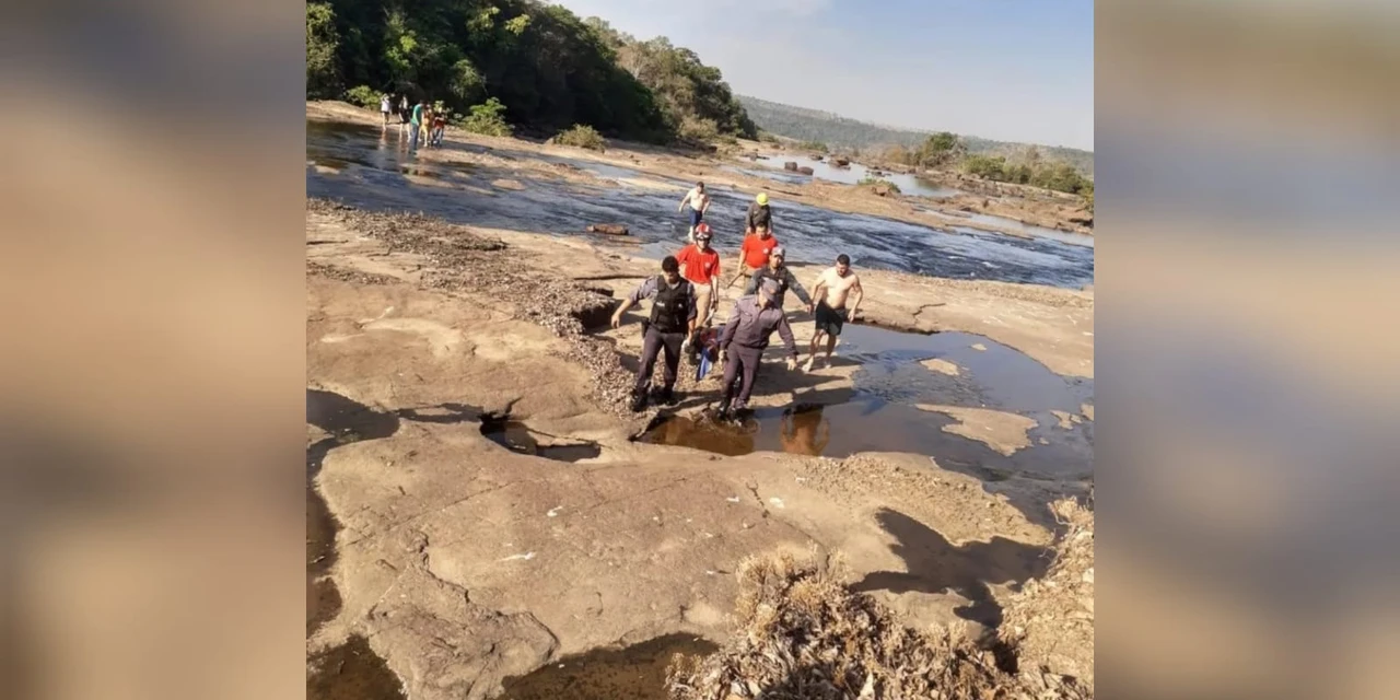 Jovem morre afogado após entrar em fenda de cachoeira para tirar foto