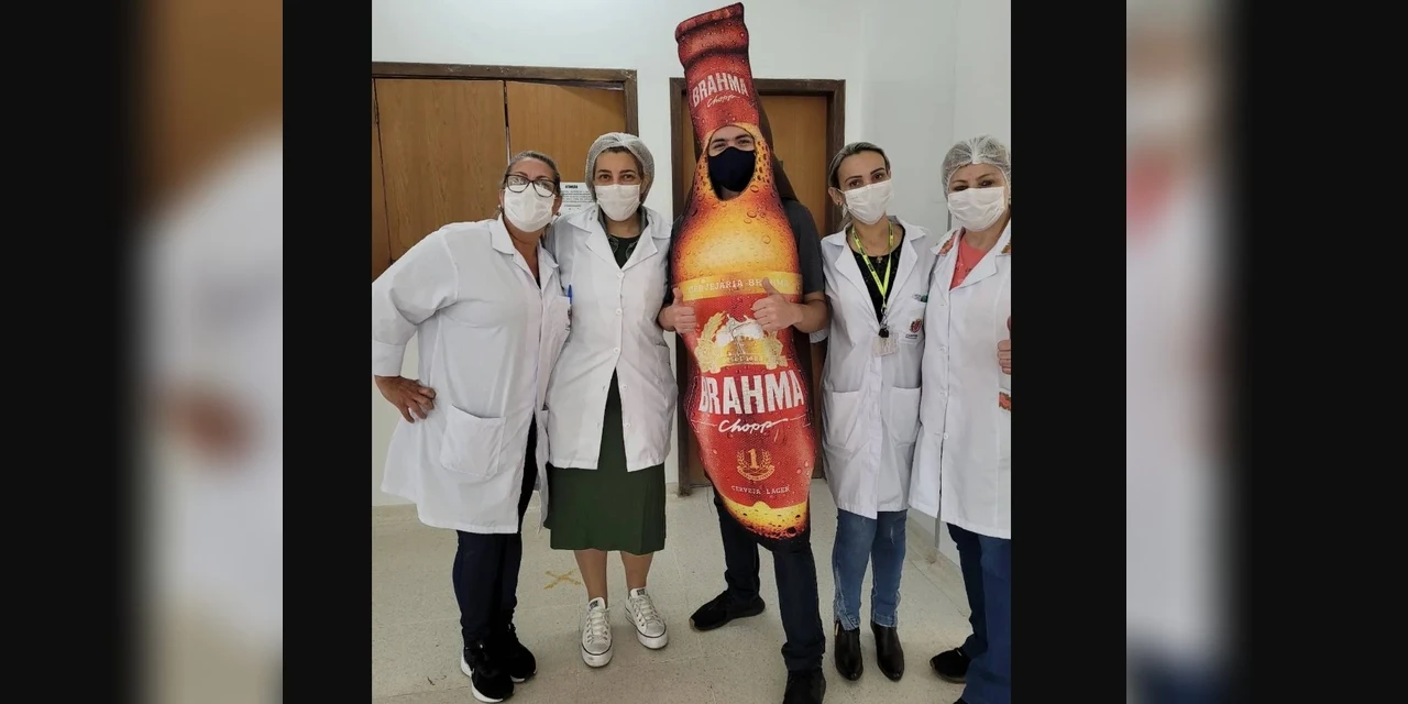 Após desafio de amigos, fotógrafo paranaense é imunizado contra COVID-19 vestido de 'cerveja'