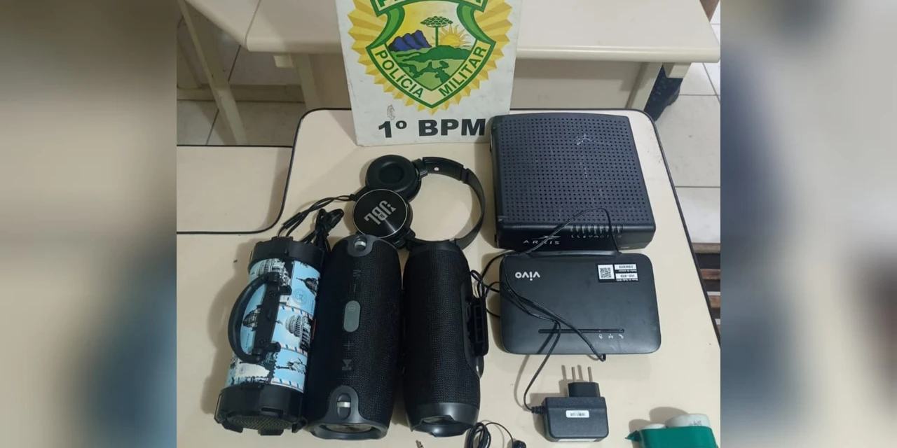 Homem invade comércio e tenta esconder objetos furtados dentro de guarda-roupa de vizinho