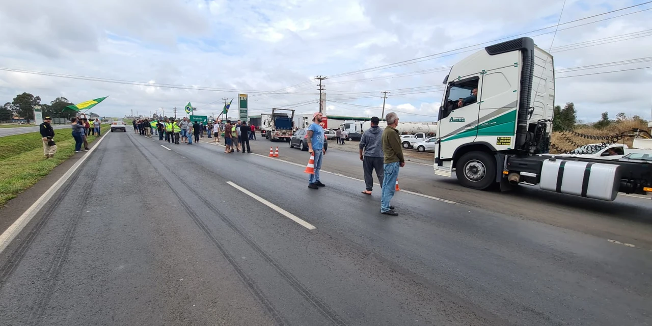 Saiba em quais pontos de rodovias do Paraná há interdições de manifestantes nesta quinta (9)