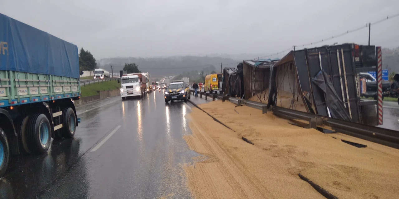 Vídeo: Caminhão tomba na BR-376 em Ponta Grossa