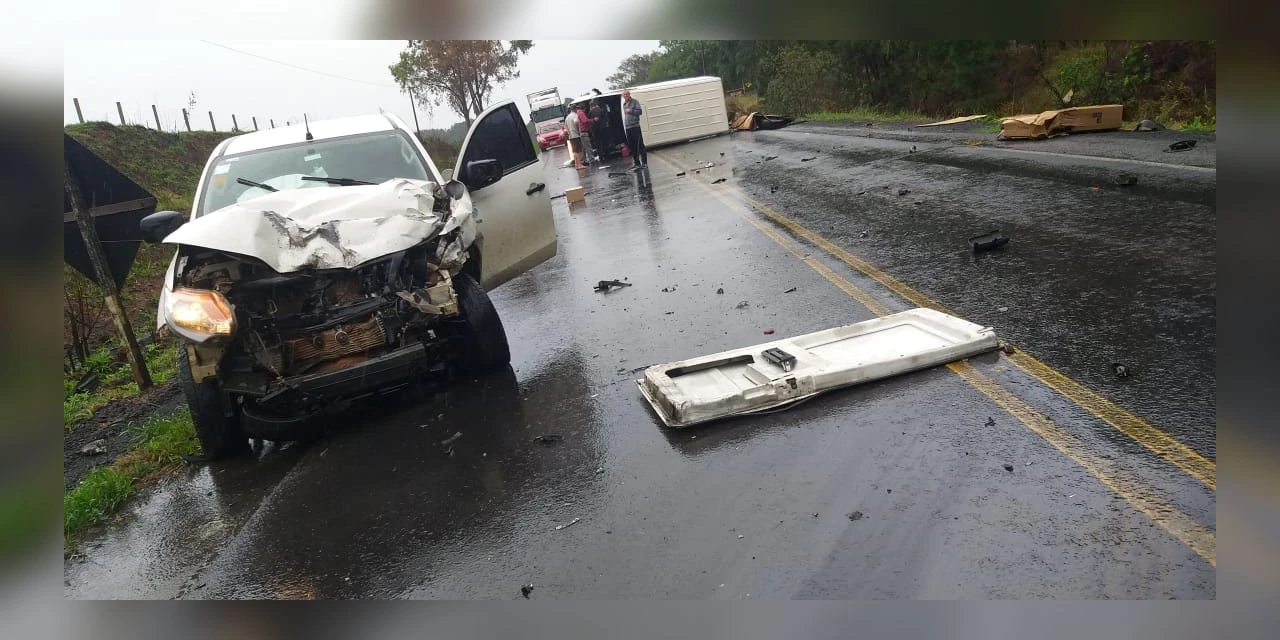 Vídeo Urgente: Acidente próximo ao aeroporto de PG deixa tráfego interrompido na PR-151