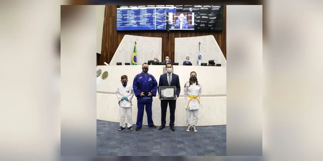 Responsável pelo projeto 'Leões do Tatame' de PG recebe homenagem na Assembleia Legislativa do Paraná