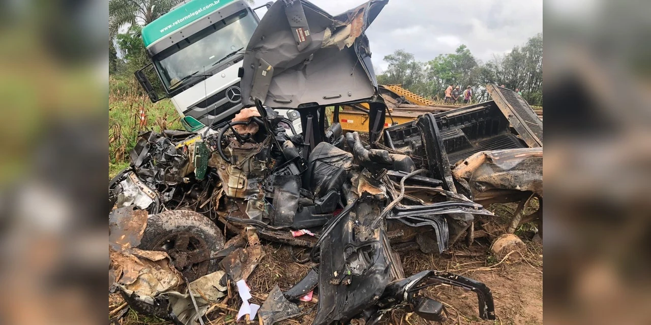Acidente grave entre caminhão e caminhonete deixa dois mortos na BR-277