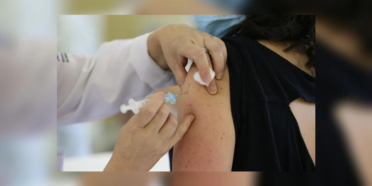 COVID-19: Ministério da Saúde recomenda suspensão da vacinação de adolescentes no Brasil