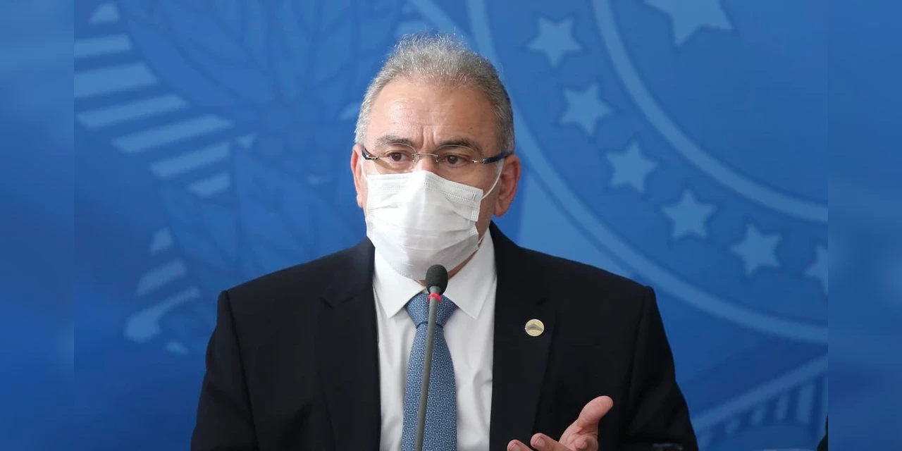 Ministro da Saúde chega ao Brasil um dia após testar negativo para COVID-19