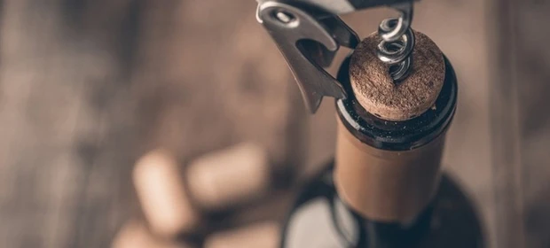 Como abrir um vinho corretamente: confira dicas incríveis para não passar sufoco!