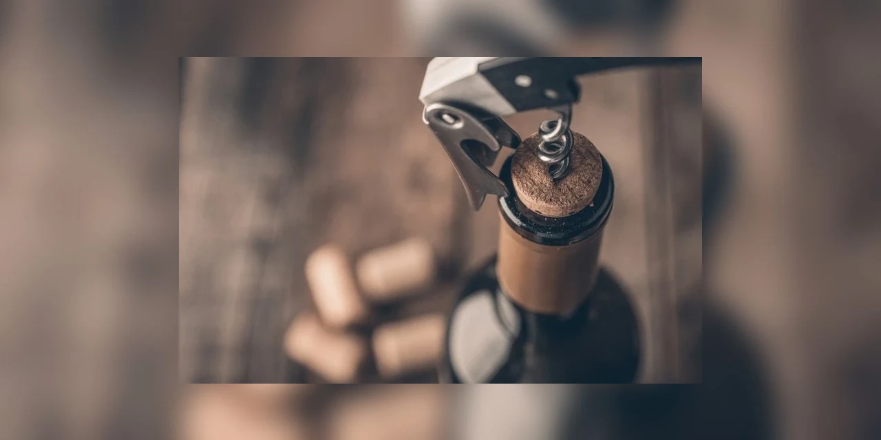 Como abrir um vinho corretamente: confira dicas incríveis para não passar sufoco!