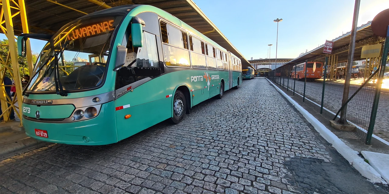 Trabalhadores do transporte coletivo de PG fazem protesto nos terminais de ônibus