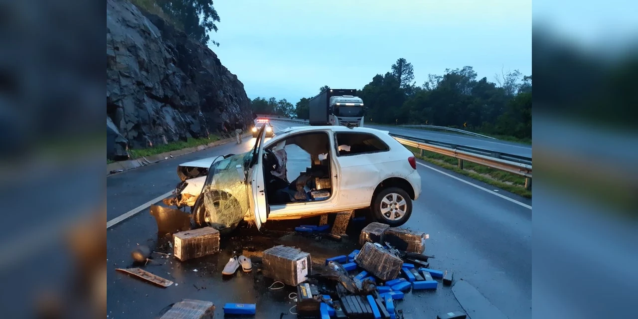 Motorista capota veículo carregado de maconha na BR-376 e fica gravemente ferido
