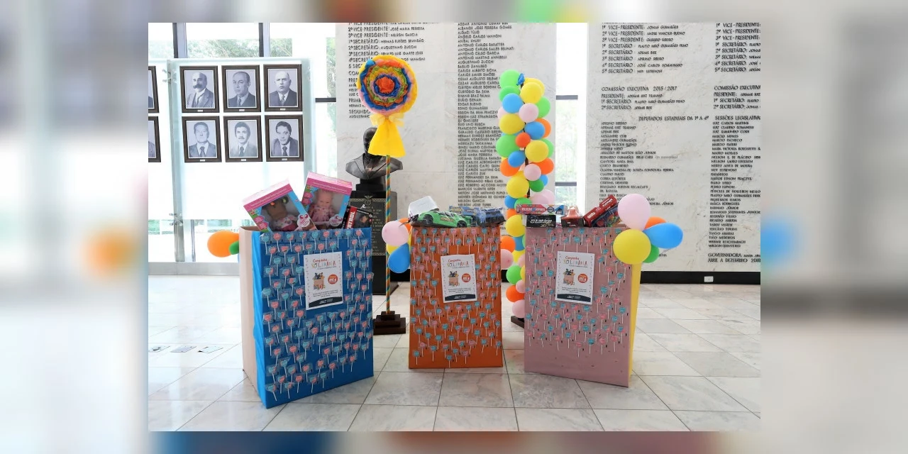 Assembleia do Paraná entrega brinquedos arrecadados para o Dia das Crianças