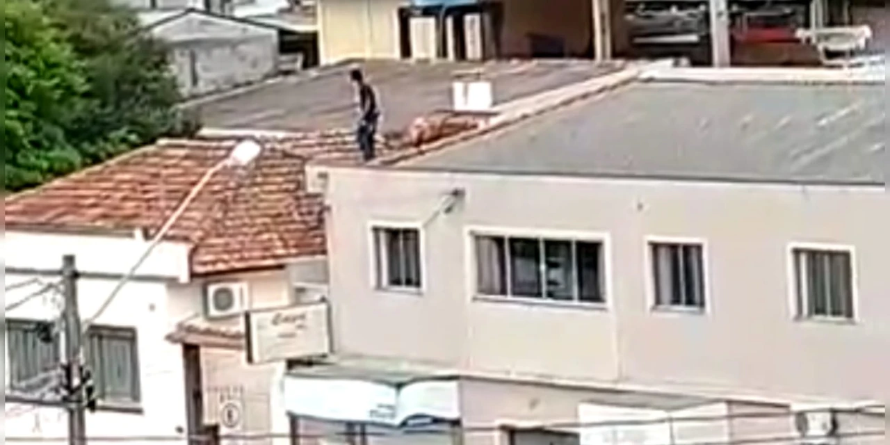 Após quatro horas de negociação, homem se entrega e desce de telhado em PG
