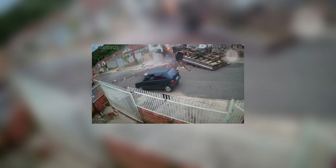 Impressionante: Câmera de segurança mostra momento em que caminhão desgovernado invade residência e atinge crianças em Castro