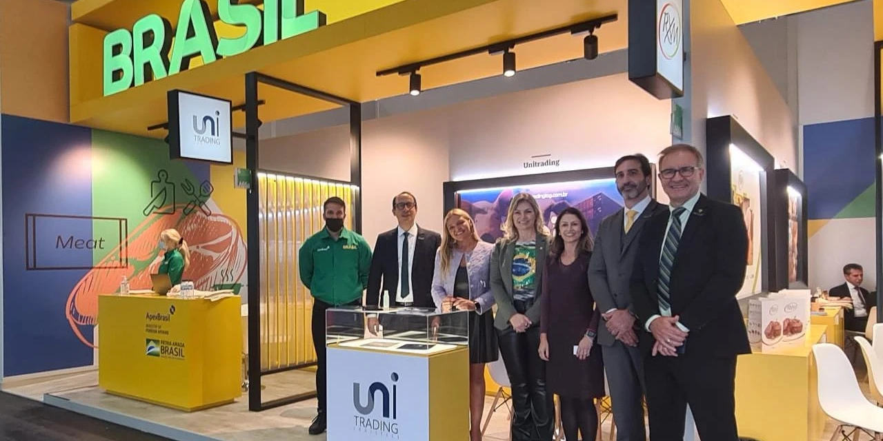 Aline Sleutjes, presidente da Comissão da Agricultura, mostra que o Brasil é um exemplo de sustentabilidade na Feira Anuga na Alemanha