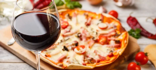 Como harmonizar pizza com vinho? Conheça as dicas para não errar na escolha!