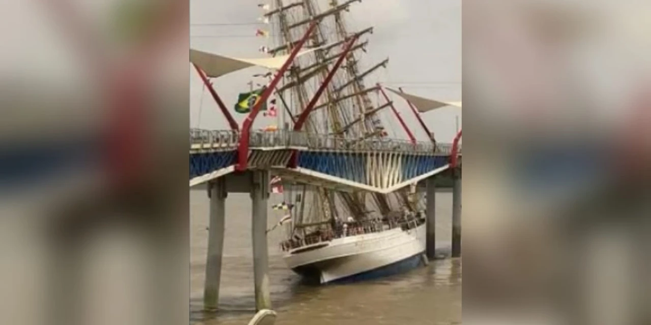 Vídeo: Navio-veleiro da Marinha brasileira se choca contra ponte de pedestres no Equador